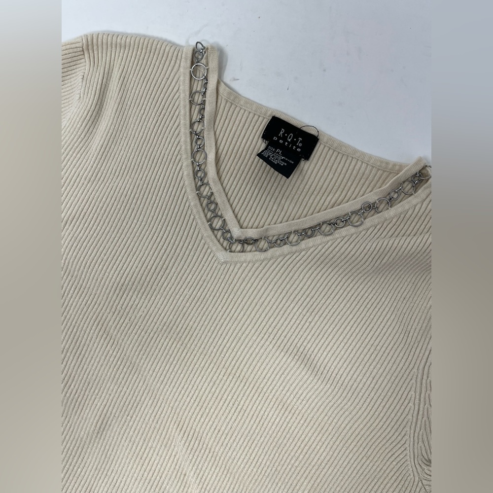 R.Q.T PETITE WOMEN'S TOP WHITE EMBELLISHMENT METAL CHAIN V-NECK VTG SZ. PL GHN0.